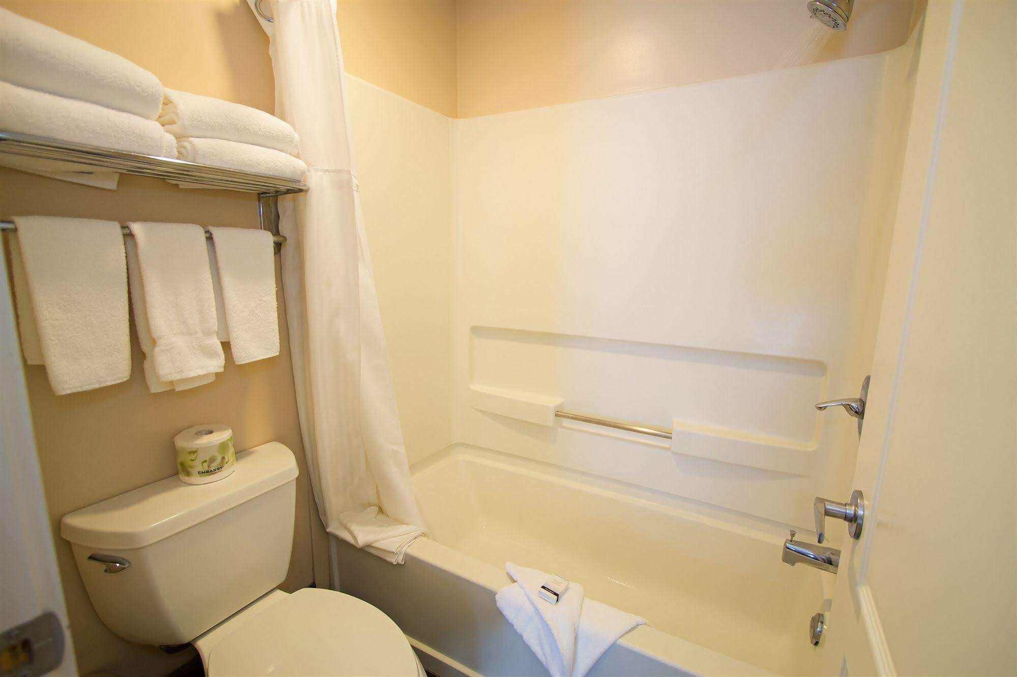 Glenwood Inn & Suites Trail Ngoại thất bức ảnh