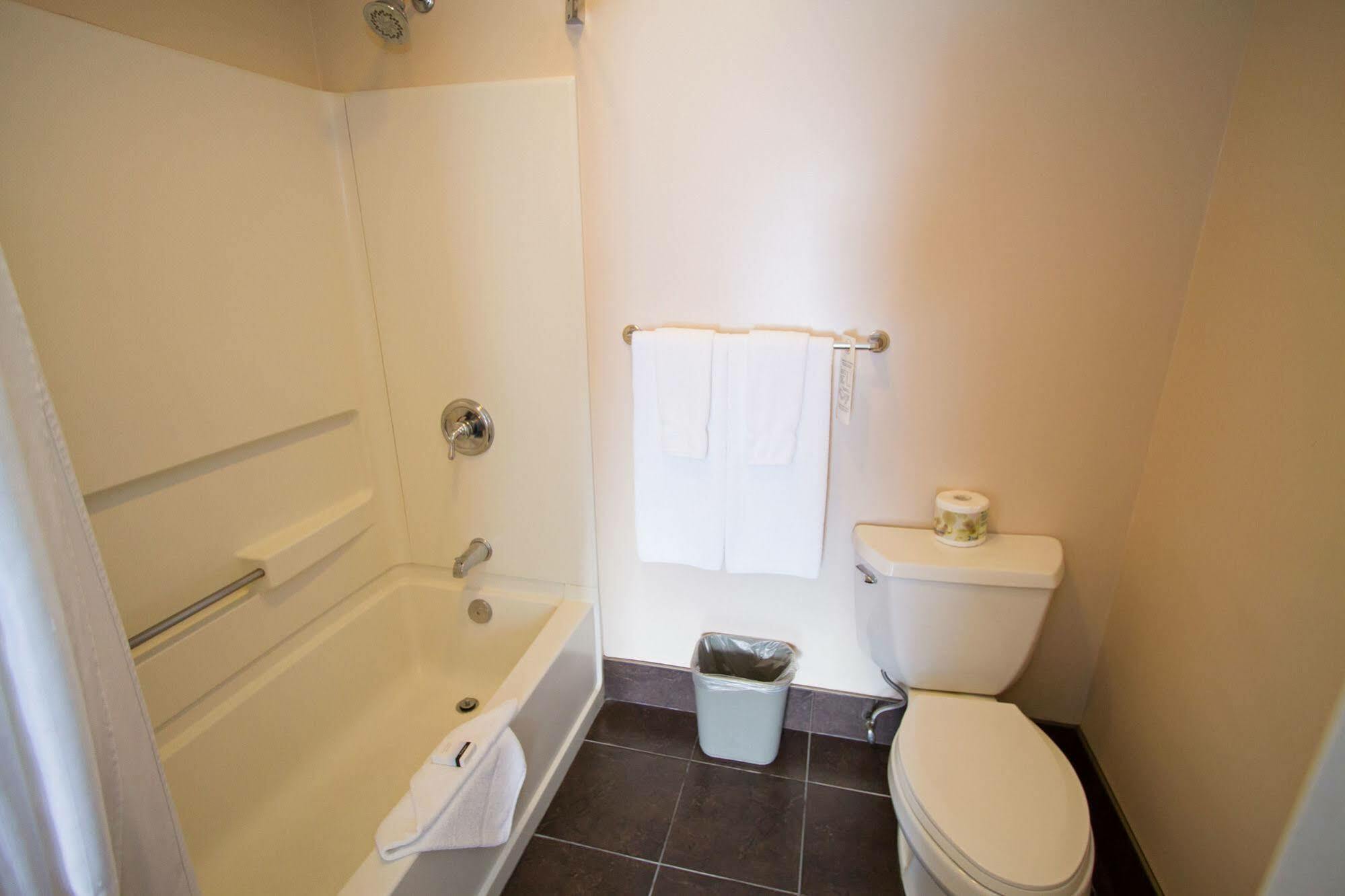 Glenwood Inn & Suites Trail Ngoại thất bức ảnh