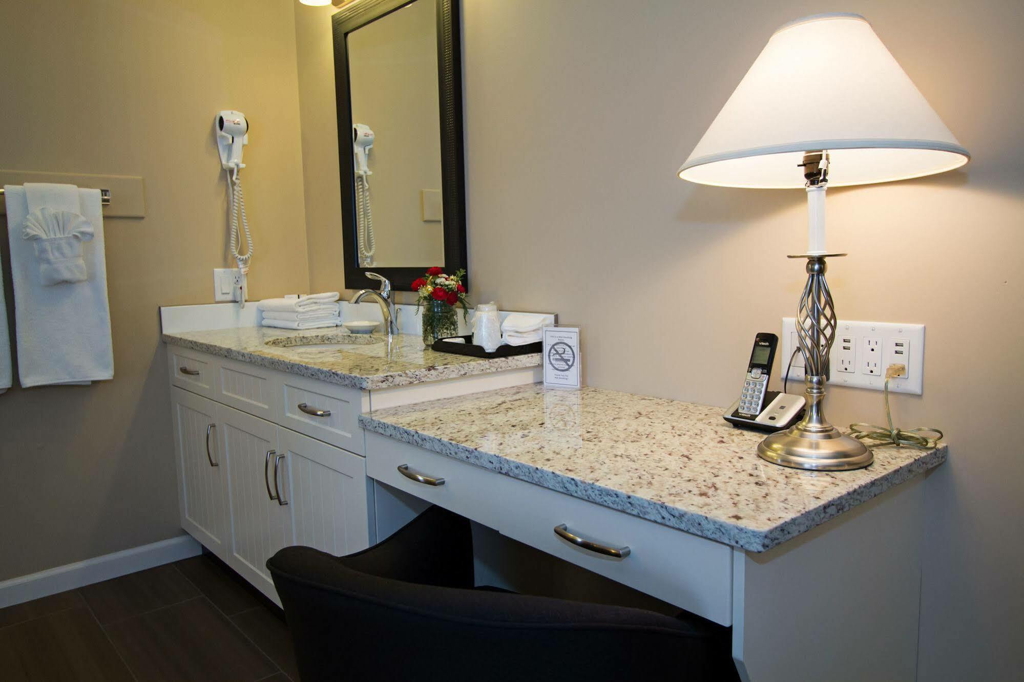 Glenwood Inn & Suites Trail Ngoại thất bức ảnh